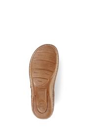 Pavers Tan Ladies Lightweight Leather Clogs - Image 5 of 5
