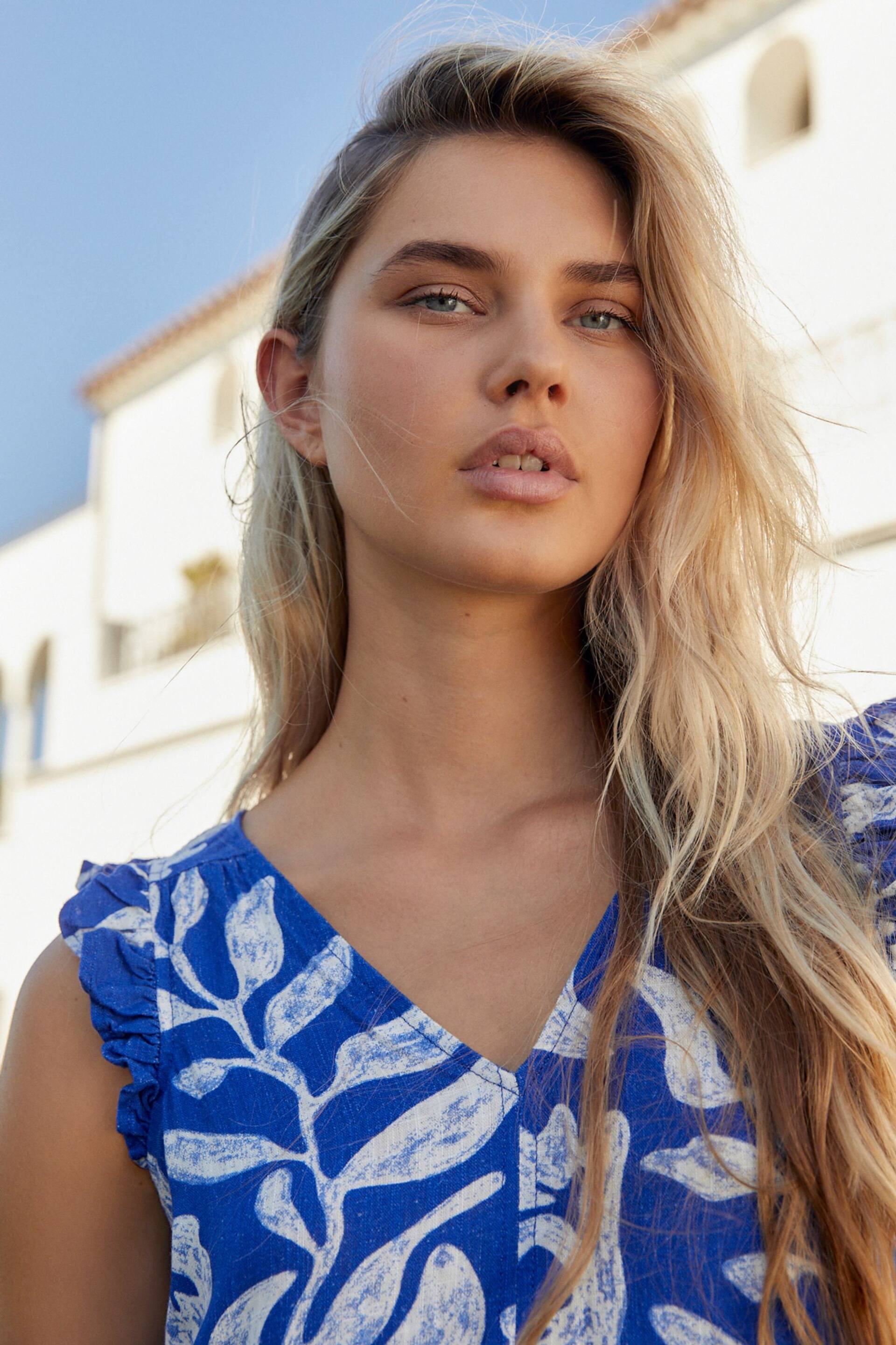 Blue on White Linen V-Neck Blend Summer Sleeveless Shift Dress - Image 4 of 6