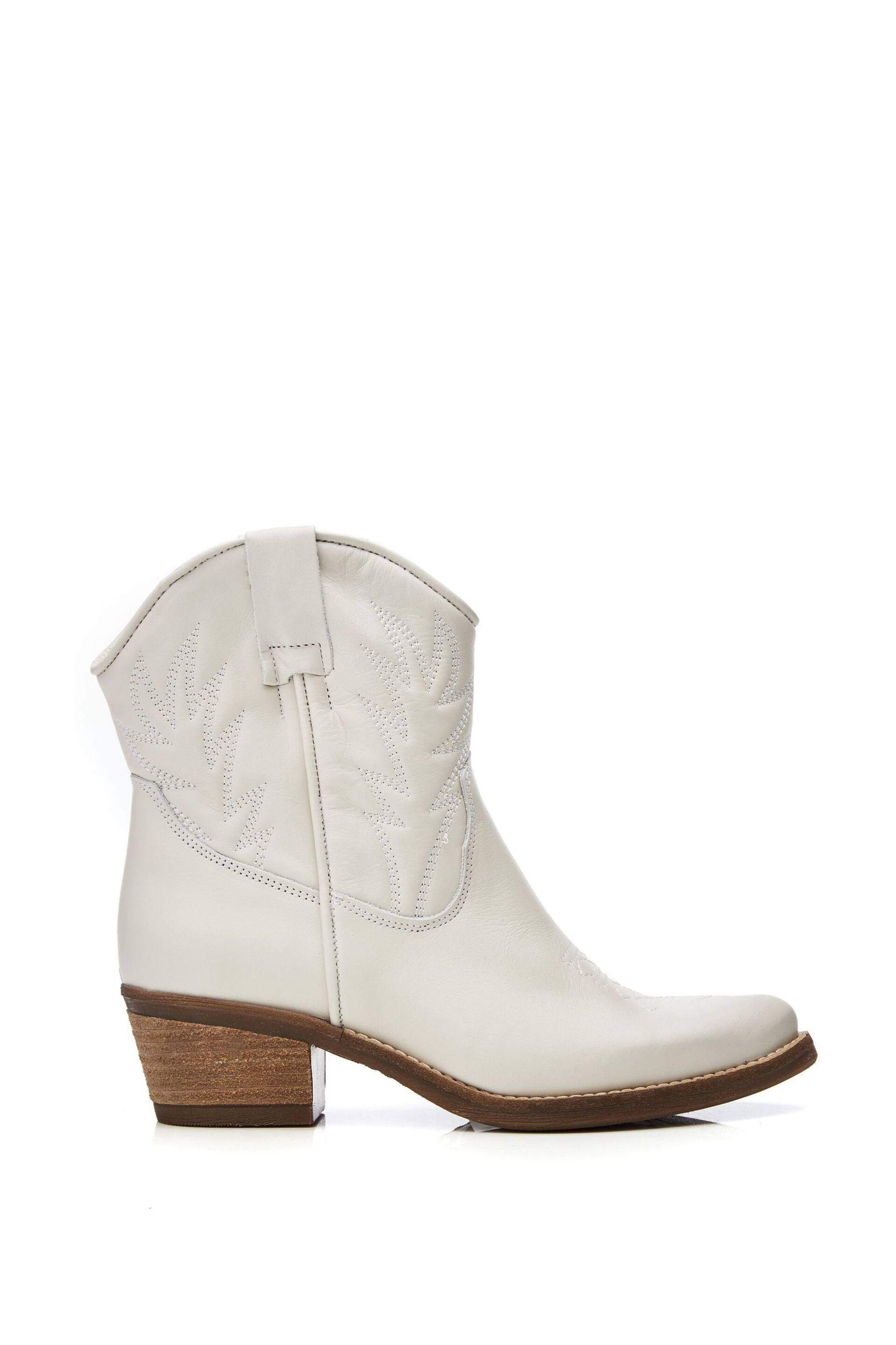 Moda in Pelle Bettsie Ankle Western White Boots - Image 2 of 5