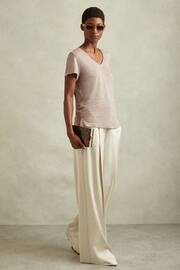 Reiss Mink Lottie Marled Linen V-Neck T-Shirt - Image 4 of 6