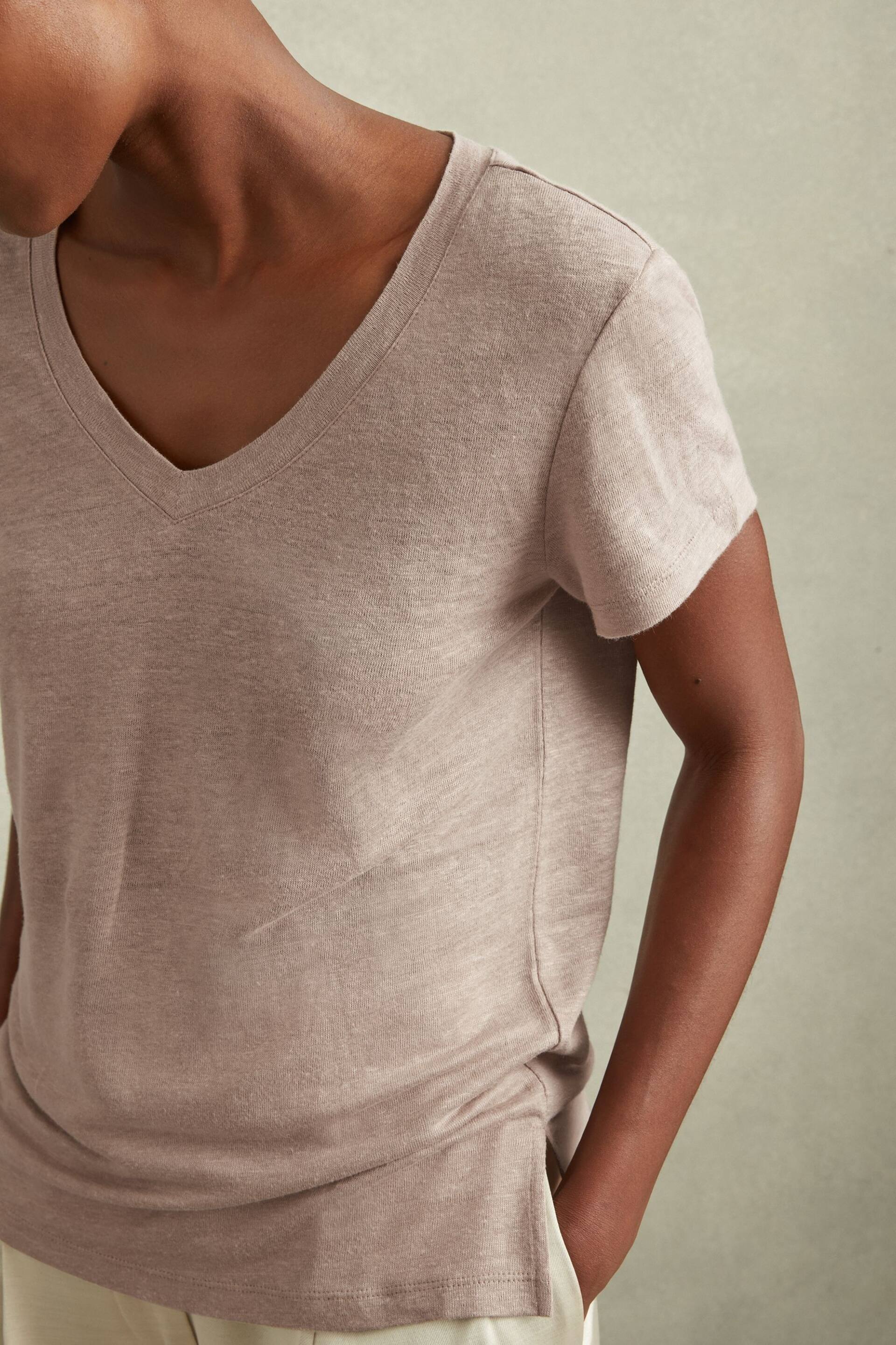 Reiss Mink Lottie Marled Linen V-Neck T-Shirt - Image 5 of 6