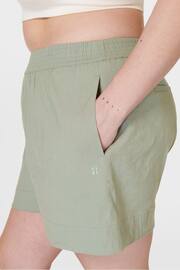 Sweaty Betty Savannah Green Summer Stretch Linen Shorts - Image 4 of 6