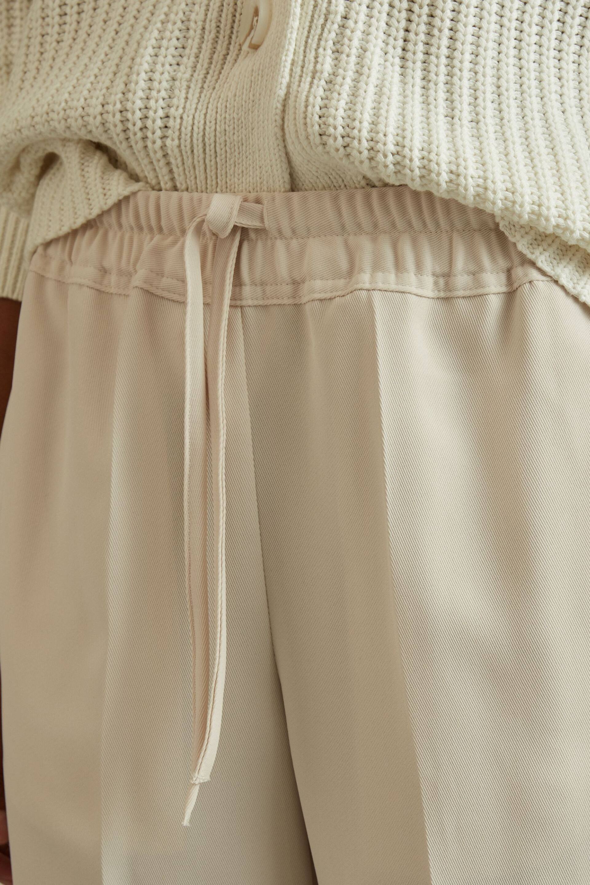 Reiss Cream Hailey Petite Tapered Pull On Trousers - Image 4 of 6