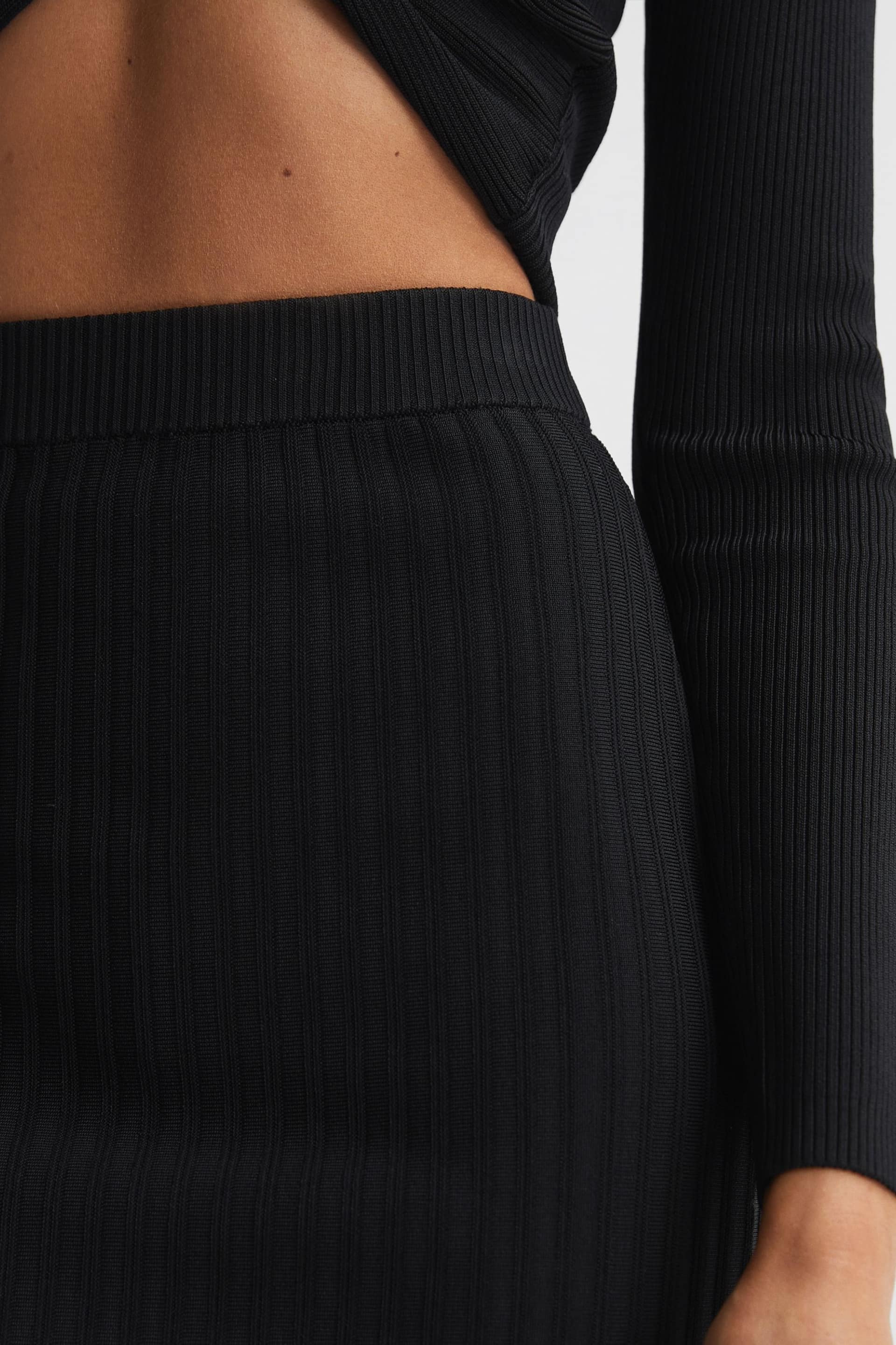 Reiss Black Iona Knitted Pencil Skirt Co-Ord - Image 4 of 5