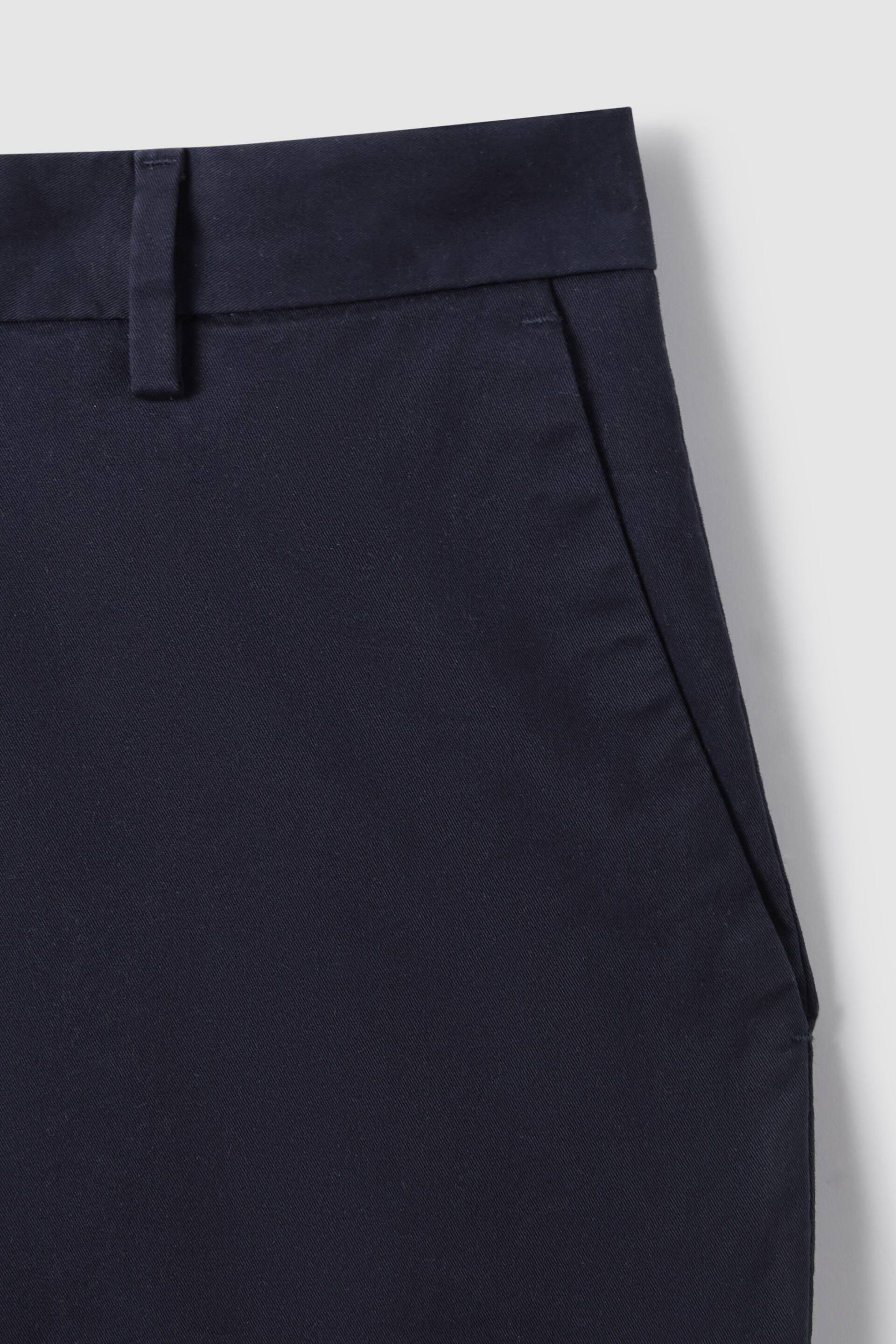 Reiss Navy Wicket Modern Fit Cotton Blend Chino Shorts - Image 5 of 6