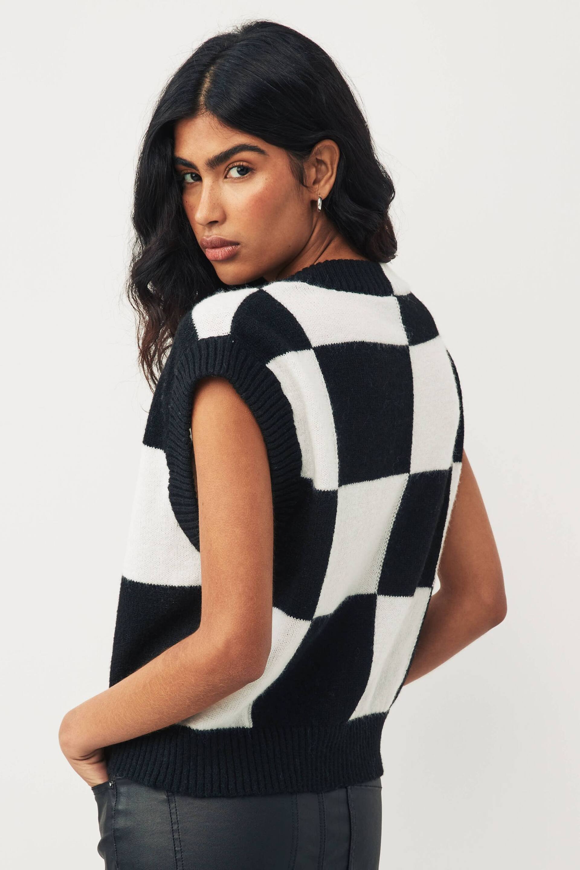 VERO MODA Black Checkerboard Print Sleeveless Knitted Vest - Image 2 of 4