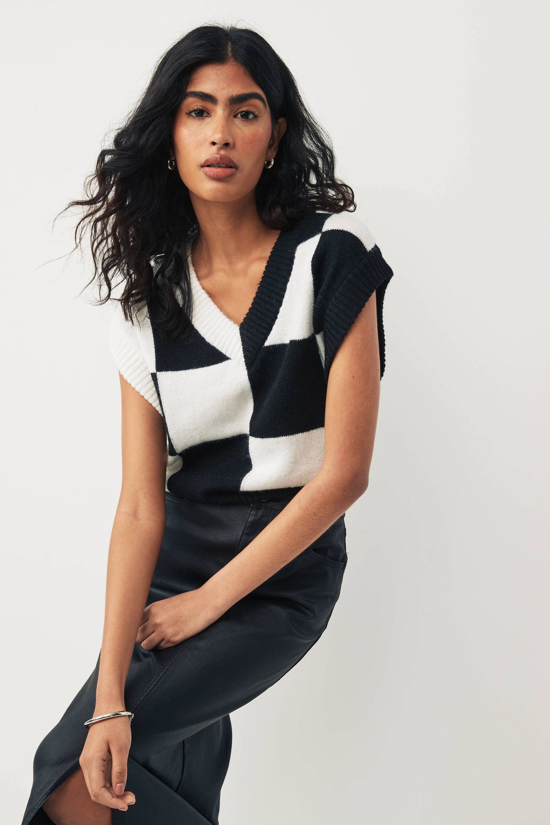VERO MODA Black Checkerboard Print Sleeveless Knitted Vest - Image 3 of 4