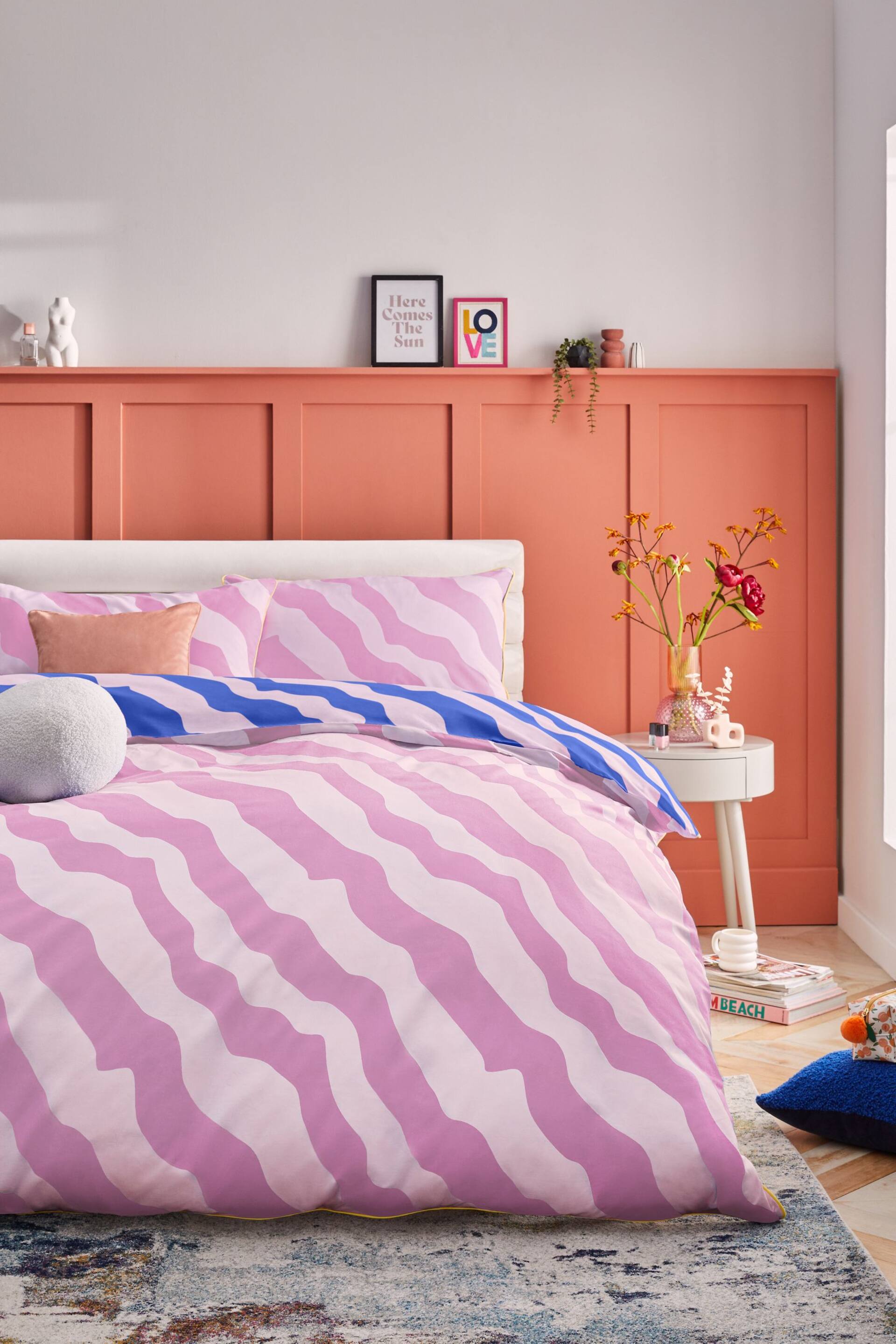 Blue/Pink Reversible Bright Wave with Pipe Edge Duvet Cover and Pillowcase Set - Image 2 of 3