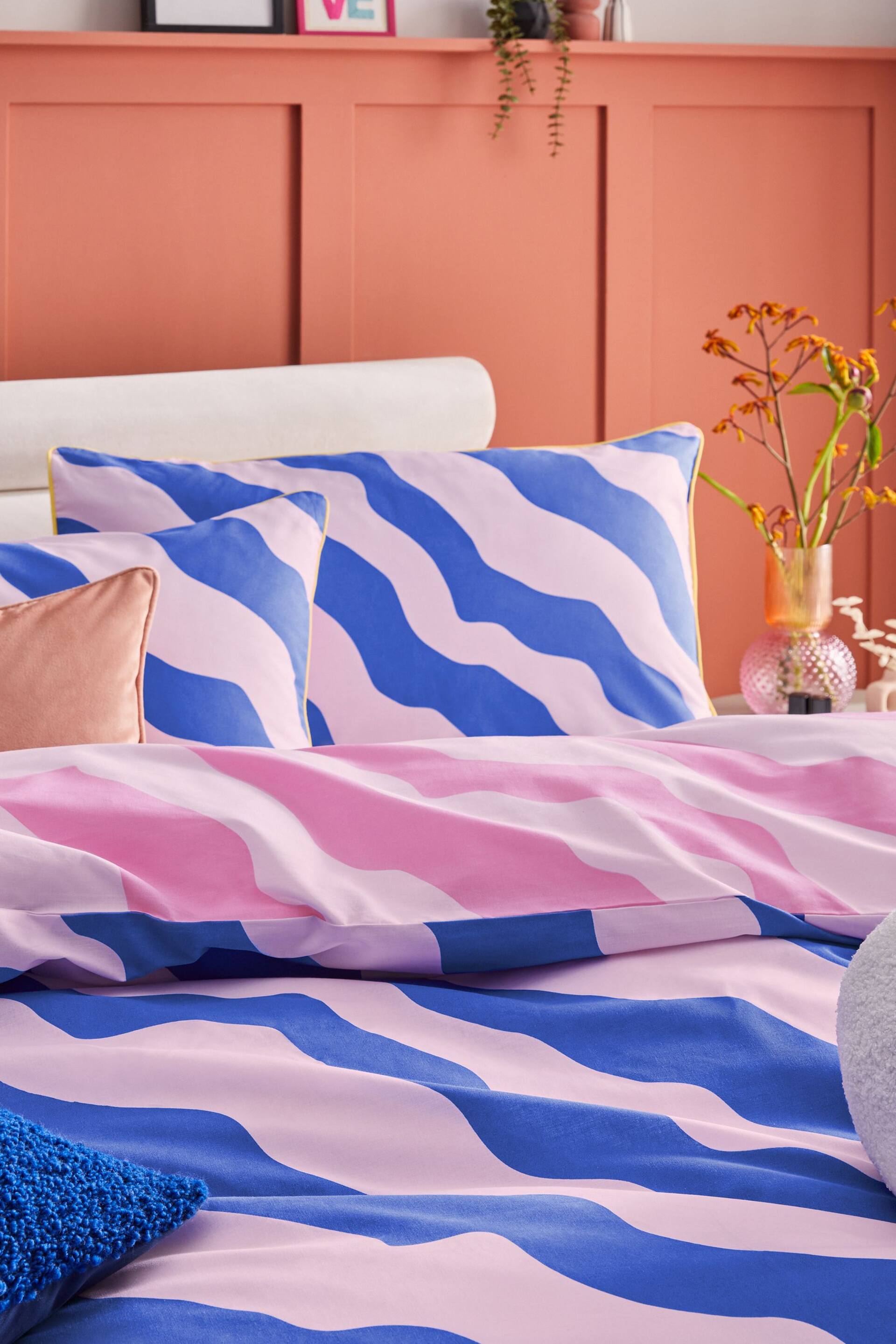 Blue/Pink Reversible Bright Wave with Pipe Edge Duvet Cover and Pillowcase Set - Image 3 of 3